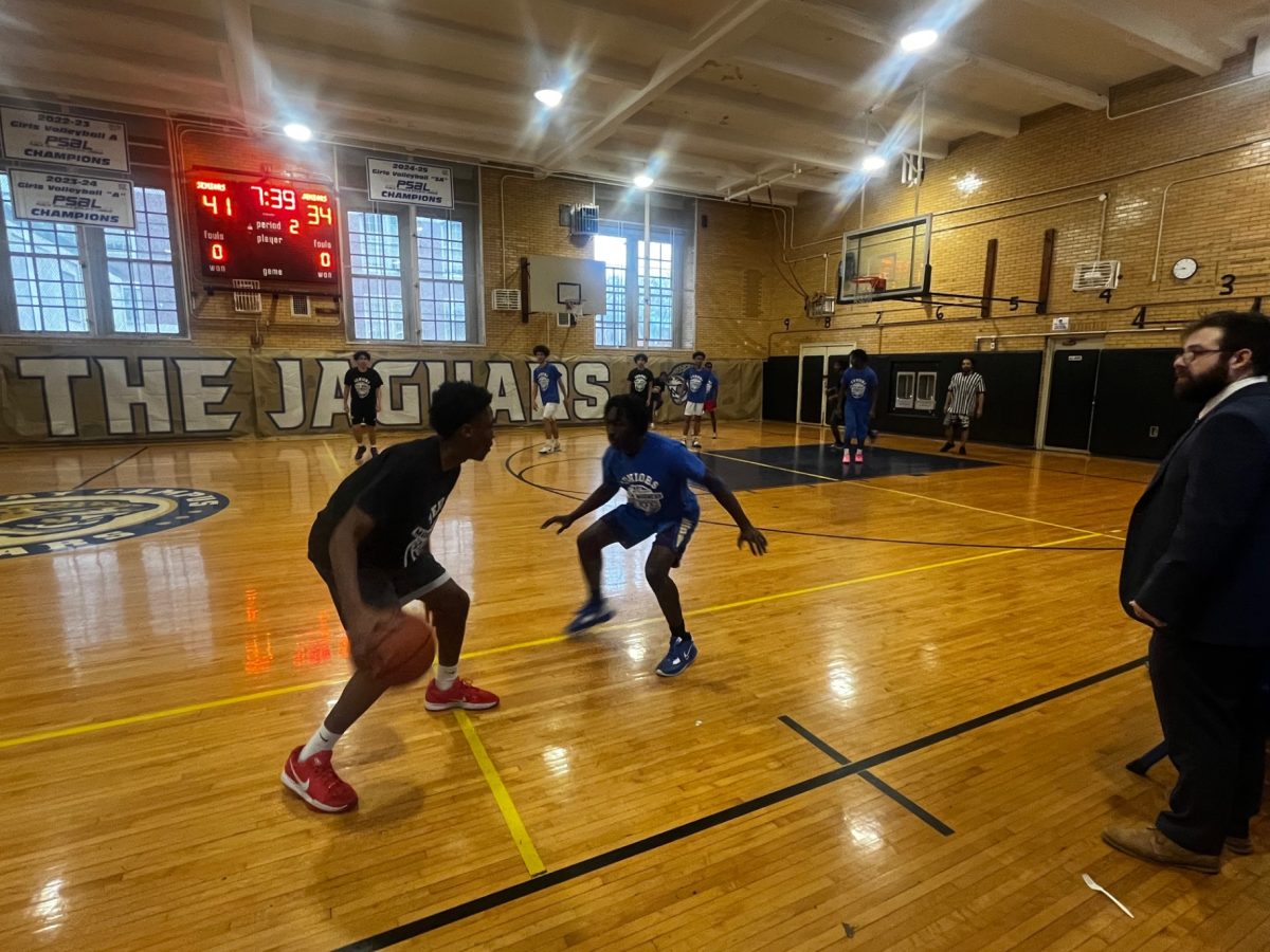 March Madness: Seniors vs. Junior Clash